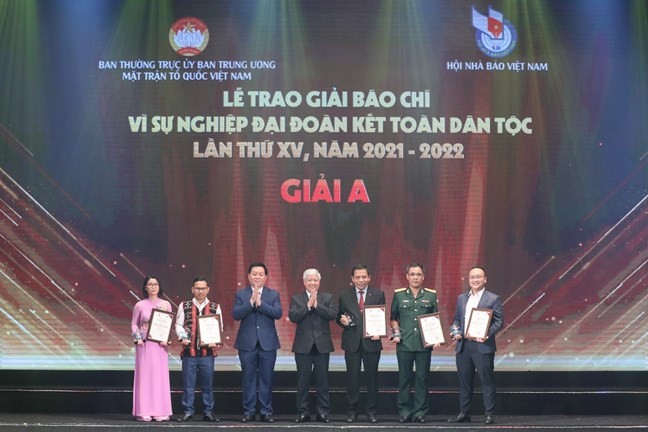 Ông Nguyễn Trọng Nghĩa, Bí thư Trung ương Đảng, Trưởng Ban Tuyên giáo Trung ương và ông Đỗ Văn Chiến, Bí thư Trung ương Đảng, Chủ tịch UBTƯ MTTQ Việt Nam trao giải cho các tác giả, nhóm tác giả đạt giải A. 