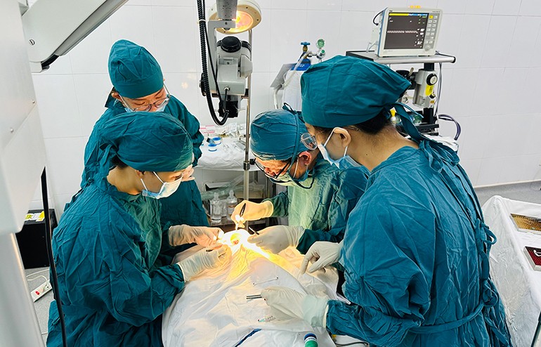 PGS. TS. BS Hà Huy Tài cùng ê kíp phẫu thuật một ca lác mắt. Ảnh: YÊN LAN