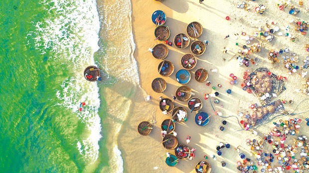 The bustling atmosphere at the market. Photo: Baodanang The bustling atmosphere at the market. Photo: Baodanang