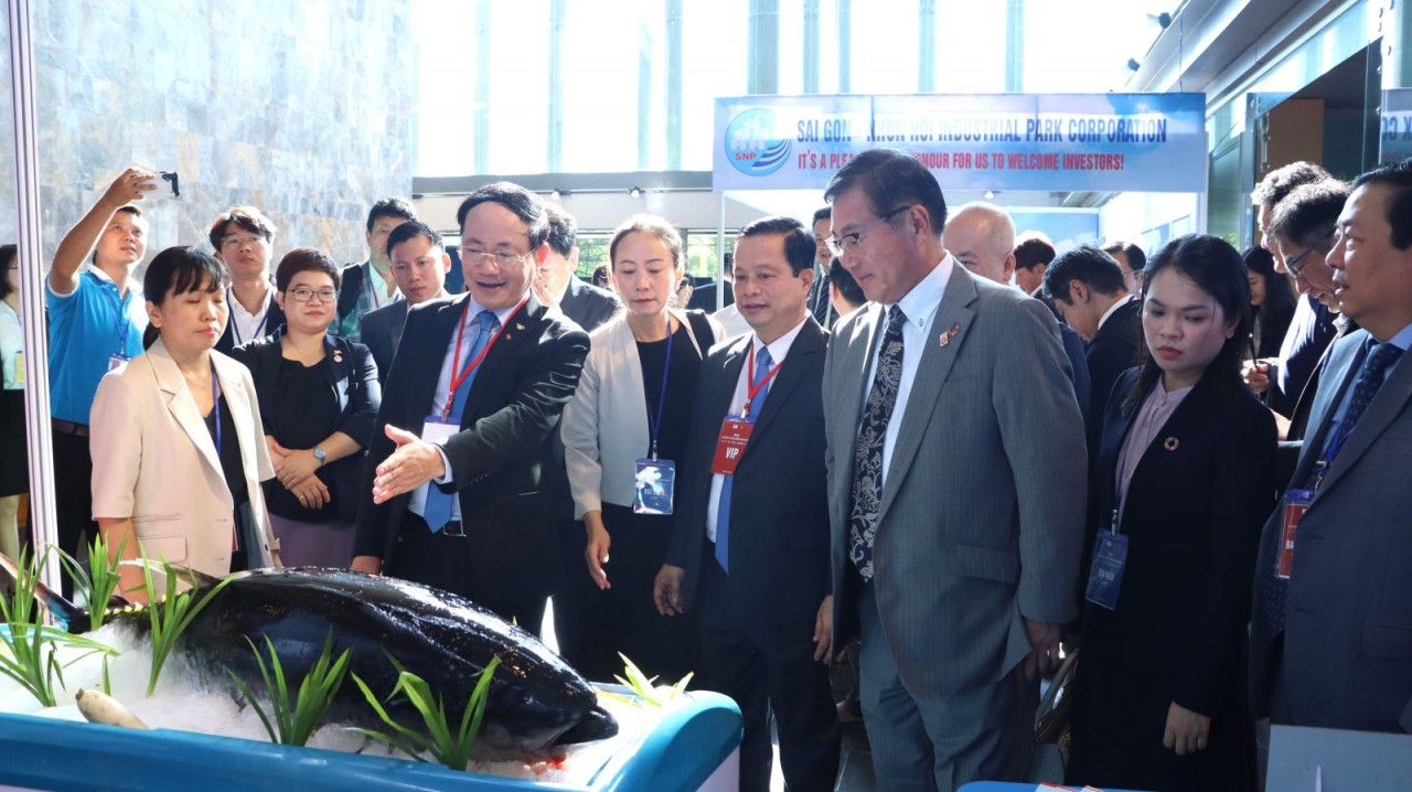 Đại biểu tham quan các gian hàng
