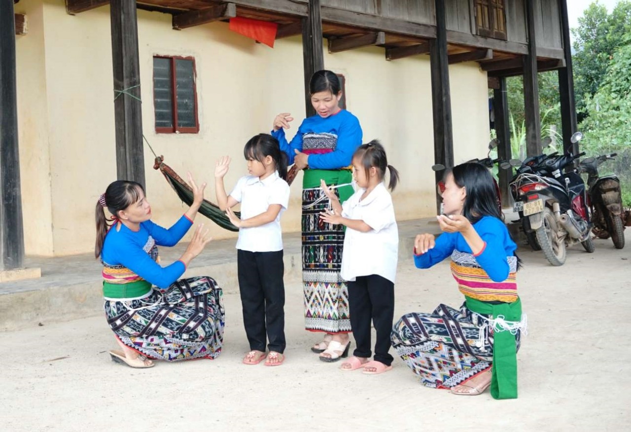 Giữ nhịp xòe trên quê hương mới Giữ nhịp xòe trên quê hương mới