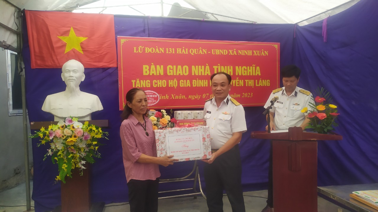 Lữ đoàn 131 Hải quân bàn giao nhà tình nghĩa tại Ninh Bình Lữ đoàn 131 Hải quân bàn giao nhà tình nghĩa tại Ninh Bình