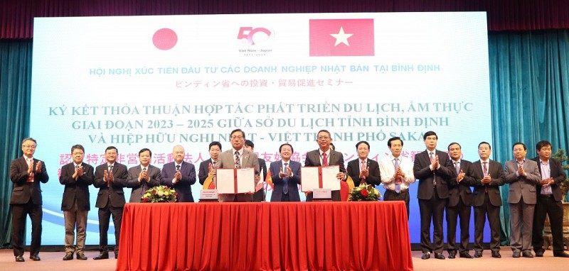 Sở Du lịch Bình Định và Hội hữu nghị Nhật - Việt TP Sakai ký kết thỏa thuận hợp tác phát triển du lịch, ẩm thực giai đoạn 2023-2025 (Ảnh: binhdinh.gov.vn). Sở Du lịch Bình Định và Hội hữu nghị Nhật - Việt TP Sakai ký kết thỏa thuận hợp tác phát triển du lịch, ẩm thực giai đoạn 2023-2025 (Ảnh: binhdinh.gov.vn).