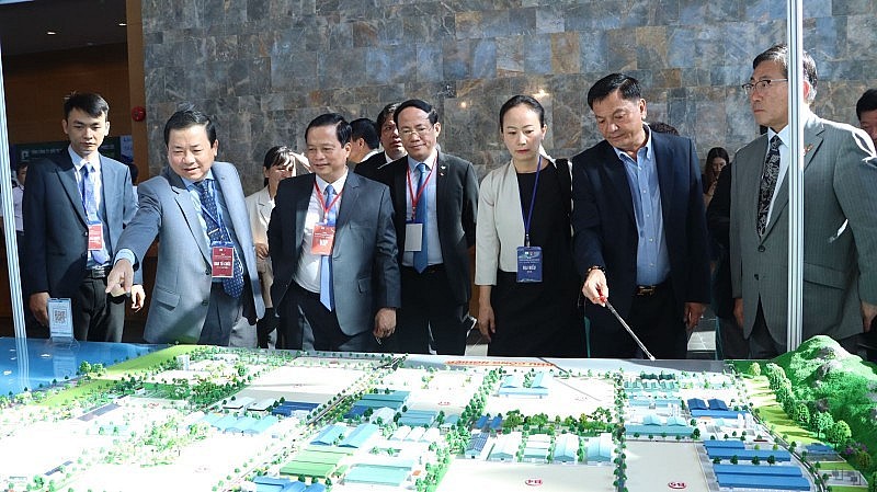 Lãnh đạo tỉnh Bình Định giới thiệu với các nhà đầu tư Nhật Bản về Khu Kinh tế Nhơn Hội (Ảnh: binhdinh.gov). Lãnh đạo tỉnh Bình Định giới thiệu với các nhà đầu tư Nhật Bản về Khu Kinh tế Nhơn Hội (Ảnh: binhdinh.gov).