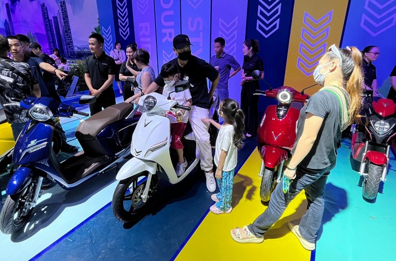 Gia đình anh Nguyễn Lâm trải nghiệm xe máy điện VinFast và đánh giá cao mẫu Mini Car VF 3. Gia đình anh Nguyễn Lâm trải nghiệm xe máy điện VinFast và đánh giá cao mẫu Mini Car VF 3.