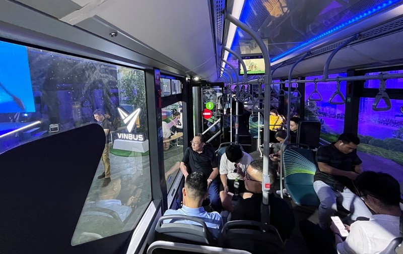 Nhiều người dùng trải nghiệm VinBus ngay tại triển lãm. Nhiều người dùng trải nghiệm VinBus ngay tại triển lãm.