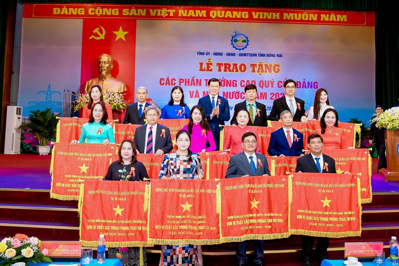 Liên hiệp các tổ chức hữu nghị tỉnh Đồng Nai được trao tặng cờ thi đua Chính phủ Liên hiệp các tổ chức hữu nghị tỉnh Đồng Nai được trao tặng cờ thi đua Chính phủ