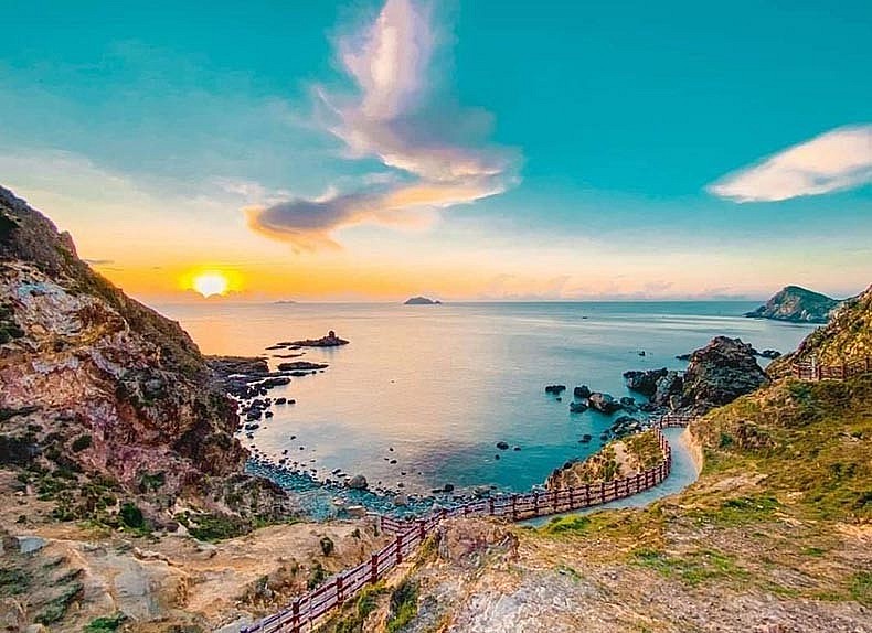 Nếu du khách muốn rời xa nhịp sống ở trung tâm thành phố, Eo Gió sẽ là điểm đến lý tưởng bởi sự hoang sơ, yên bình nhưng cũng đầy thú vị. Cái tên “Eo Gió” bắt nguồn từ “eo biển hút gió” bởi hình dạng núi ôm biển, cong như cánh cung hứng gió tuyệt đẹp.