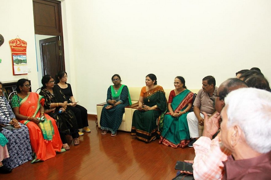 Indian Friends Visit Quoc Tu Giam, Try Woodblock Printing Indian Friends Visit Quoc Tu Giam, Try Woodblock Printing