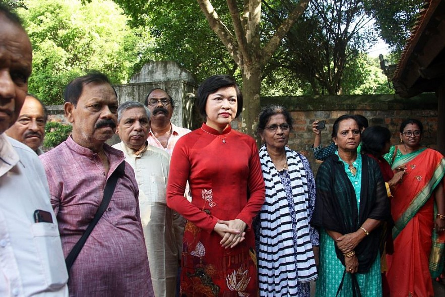 Indian Friends Visit Quoc Tu Giam, Try Woodblock Printing Indian Friends Visit Quoc Tu Giam, Try Woodblock Printing
