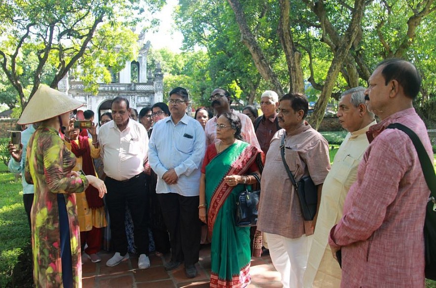 Indian Friends Visit Quoc Tu Giam, Try Woodblock Printing Indian Friends Visit Quoc Tu Giam, Try Woodblock Printing