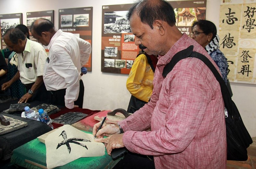 Indian Friends Visit Quoc Tu Giam, Try Woodblock Printing Indian Friends Visit Quoc Tu Giam, Try Woodblock Printing
