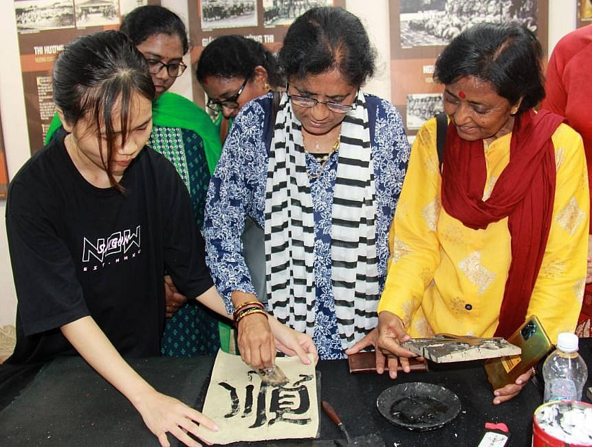 Indian Friends Visit Quoc Tu Giam, Try Woodblock Printing Indian Friends Visit Quoc Tu Giam, Try Woodblock Printing
