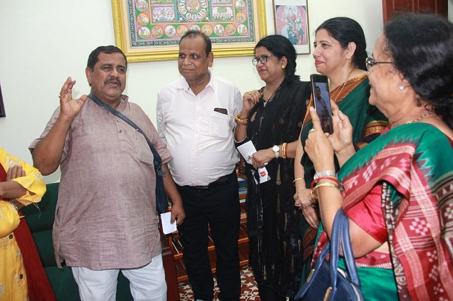 Indian Friends Visit Quoc Tu Giam, Try Woodblock Printing Indian Friends Visit Quoc Tu Giam, Try Woodblock Printing