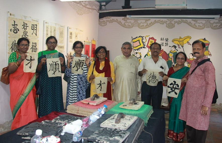 Indian Friends Visit Quoc Tu Giam, Try Woodblock Printing Indian Friends Visit Quoc Tu Giam, Try Woodblock Printing