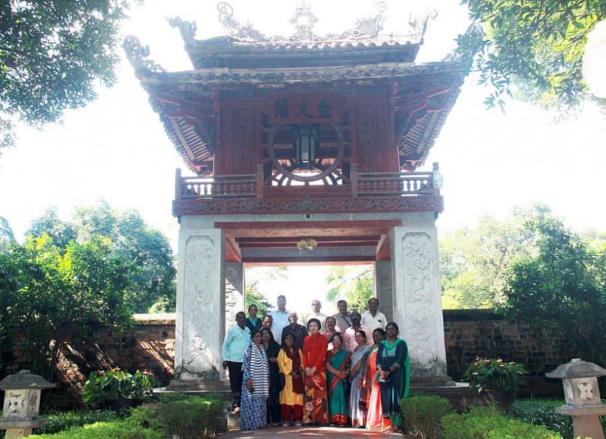 Indian Friends Visit Quoc Tu Giam, Try Woodblock Printing Indian Friends Visit Quoc Tu Giam, Try Woodblock Printing
