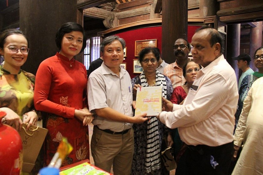 Indian Friends Visit Quoc Tu Giam, Try Woodblock Printing Indian Friends Visit Quoc Tu Giam, Try Woodblock Printing