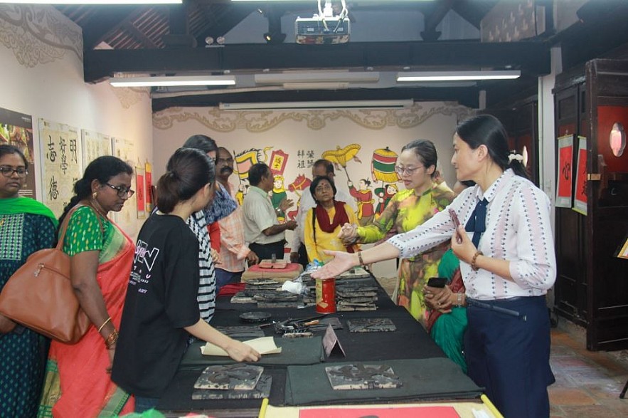 Indian Friends Visit Quoc Tu Giam, Try Woodblock Printing Indian Friends Visit Quoc Tu Giam, Try Woodblock Printing