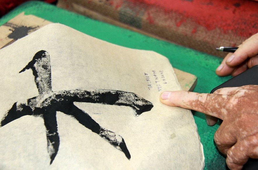 Indian Friends Visit Quoc Tu Giam, Try Woodblock Printing Indian Friends Visit Quoc Tu Giam, Try Woodblock Printing