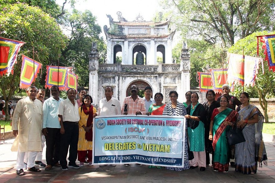 Indian Friends Visit Quoc Tu Giam, Try Woodblock Printing Indian Friends Visit Quoc Tu Giam, Try Woodblock Printing