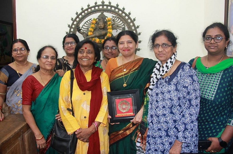 Indian Friends Visit Quoc Tu Giam, Try Woodblock Printing Indian Friends Visit Quoc Tu Giam, Try Woodblock Printing