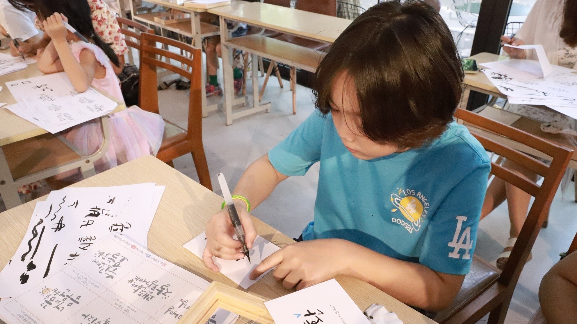 Các gia đình đa văn hóa Việt - Hàn trải nghiệm viết thư pháp Hàn Quốc
