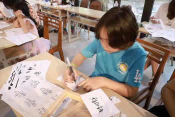 Các gia đình đa văn hóa Việt - Hàn trải nghiệm viết thư pháp Hàn Quốc