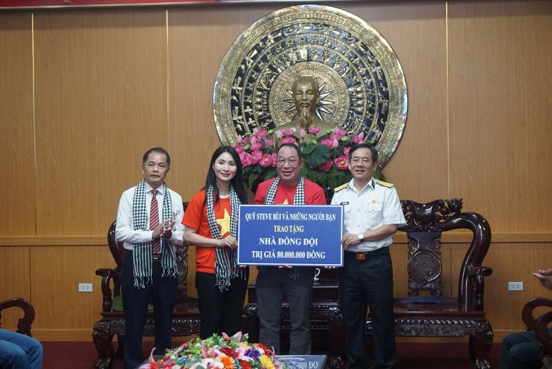 Những món quà ý nghĩa Đoàn kiều bào tặng chiến sĩ hải quân Những món quà ý nghĩa Đoàn kiều bào tặng chiến sĩ hải quân