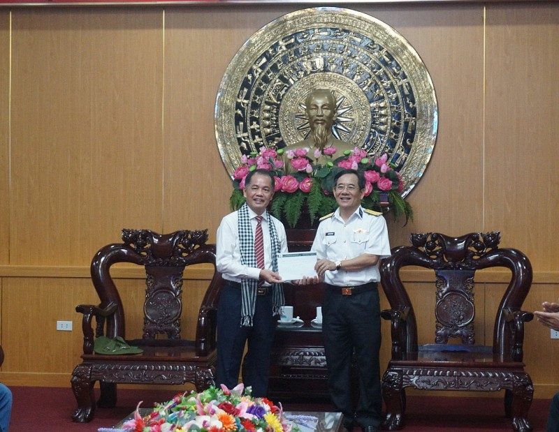 Những món quà ý nghĩa Đoàn kiều bào tặng chiến sĩ hải quân Những món quà ý nghĩa Đoàn kiều bào tặng chiến sĩ hải quân