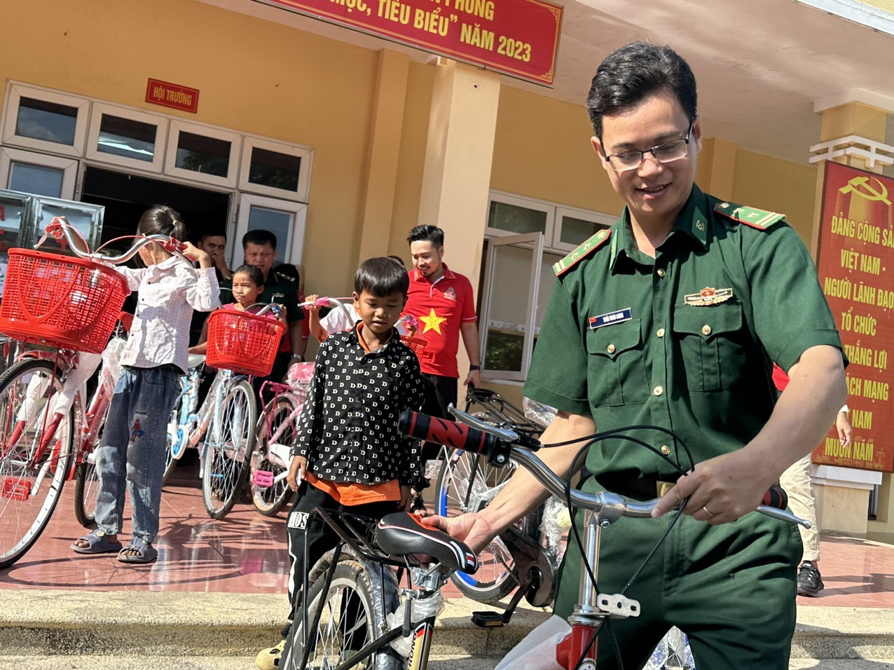 Trao giếng nước sạch và điện thắp sáng cho xã vùng biên Thượng Trạch (Quảng Bình) Trao giếng nước sạch và điện thắp sáng cho xã vùng biên Thượng Trạch (Quảng Bình)