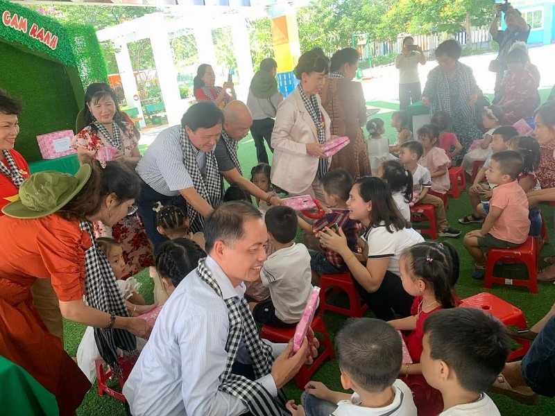 Những món quà ý nghĩa Đoàn kiều bào tặng chiến sĩ hải quân Những món quà ý nghĩa Đoàn kiều bào tặng chiến sĩ hải quân