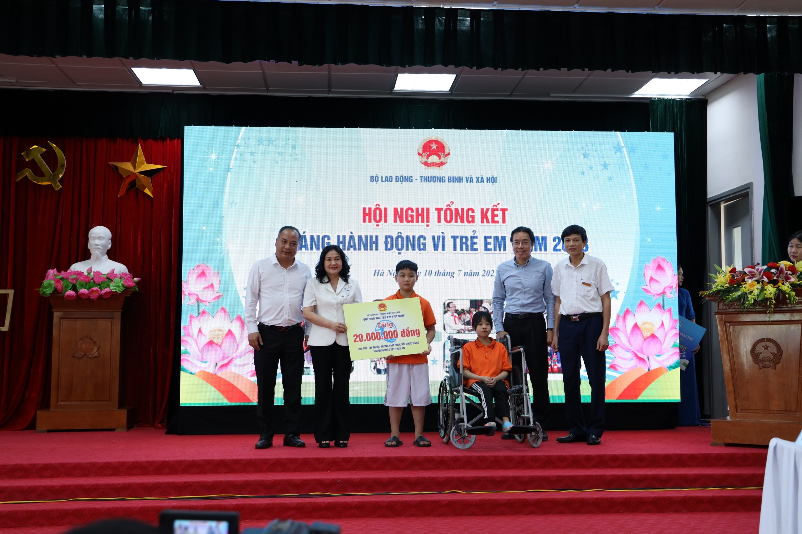 Thứ trưởng Nguyễn Thị Hà và các đại biểu trao tặng quà cho các em nhỏ đang được chăm sóc tại Trung tâm phục hồi chức năng người khuyết tật Thụy An. Thứ trưởng Nguyễn Thị Hà và các đại biểu trao tặng quà cho các em nhỏ đang được chăm sóc tại Trung tâm phục hồi chức năng người khuyết tật Thụy An.
