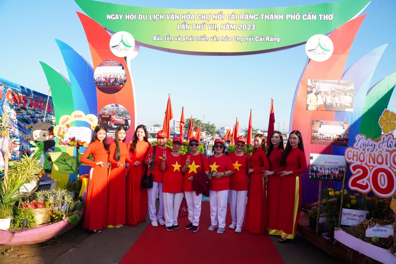 Cần Thơ quyết tâm ''nâng chất'' Chợ nổi Cái Răng ngày càng hấp dẫn du khách Cần Thơ quyết tâm ''nâng chất'' Chợ nổi Cái Răng ngày càng hấp dẫn du khách