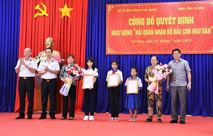 Triển khai Chương trình “Hải quân nhận đỡ đầu con ngư dân” trên địa bàn tỉnh Quảng Nam Triển khai Chương trình “Hải quân nhận đỡ đầu con ngư dân” trên địa bàn tỉnh Quảng Nam