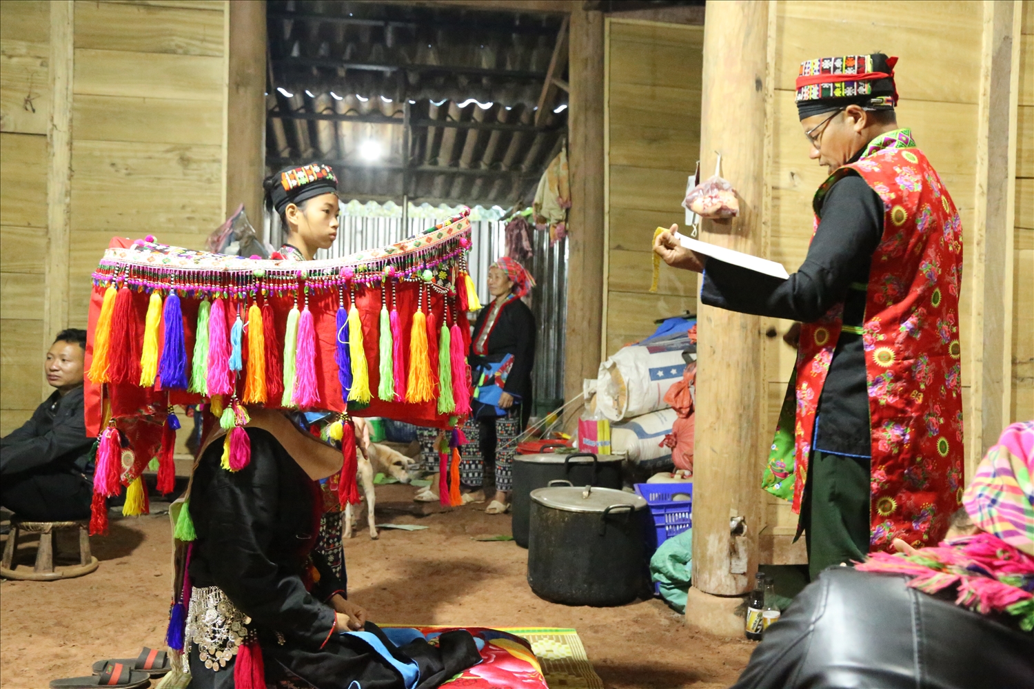 Khi đến nhà trai, cô dâu được Thầy mo làm lễ cúng giải hạn...