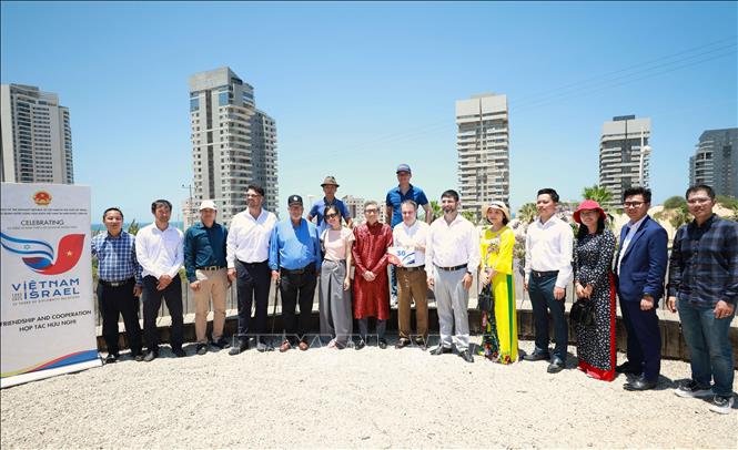 Đặt biển kỷ niệm 30 năm thiết lập quan hệ Việt Nam - Israel Chú thích ảnh