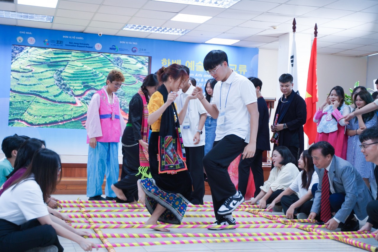 Ngày hội giao lưu văn hoá nghệ thuật Việt - Hàn thu hút hàng trăm bạn trẻ Hà Thành Ngày hội giao lưu văn hoá nghệ thuật Việt - Hàn thu hút hàng trăm bạn trẻ Hà Thành