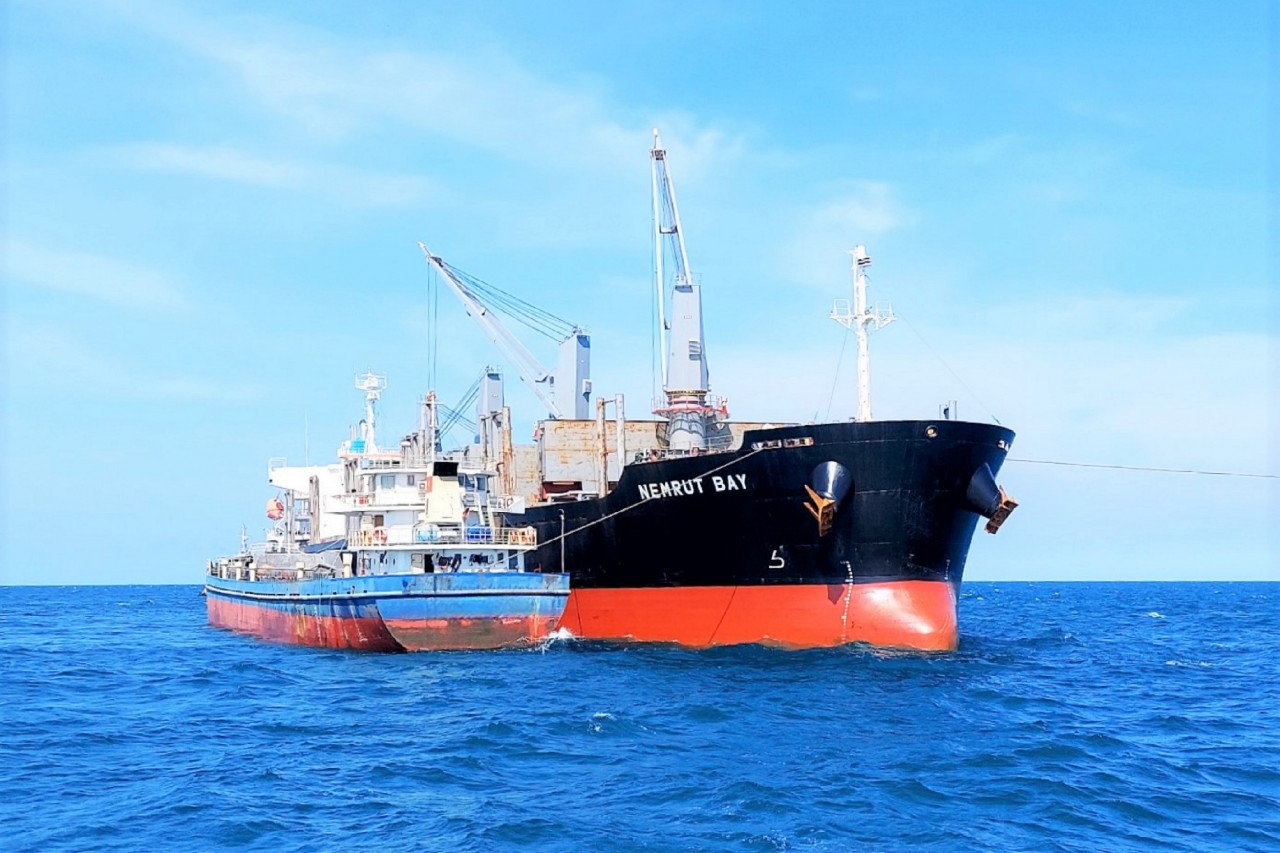 Hải quân Việt Nam cứu hộ thành công tàu nước ngoài mắc cạn tại vùng biển Bình Thuận Hải quân Việt Nam cứu hộ thành công tàu nước ngoài mắc cạn tại vùng biển Bình Thuận