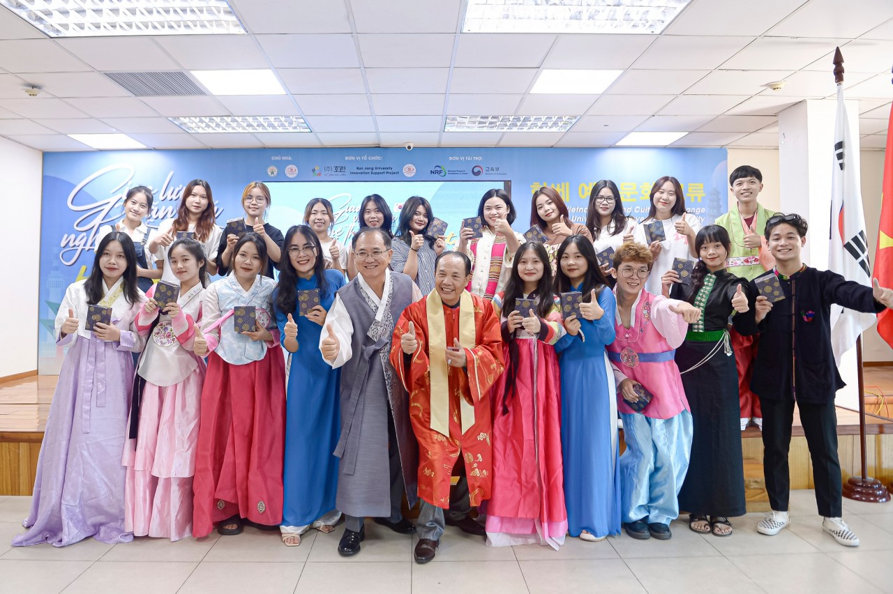 Ngày hội giao lưu văn hoá nghệ thuật Việt - Hàn thu hút hàng trăm bạn trẻ Hà Thành Ngày hội giao lưu văn hoá nghệ thuật Việt - Hàn thu hút hàng trăm bạn trẻ Hà Thành