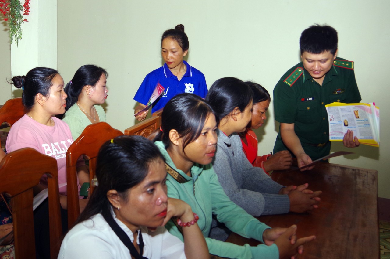 Thừa Thiên Huế: Tư vấn chính sách dân cho đoàn viên thanh niên vùng cao biên giới Thừa Thiên Huế: Tư vấn chính sách dân số cho đoàn viên, thanh niên vùng cao biên giới