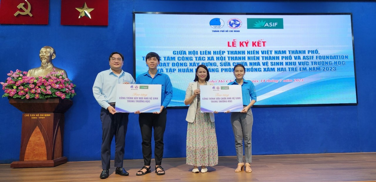 Ông Ngô Minh Hải (trái) – Phó Bí thư Thường trực Thành đoàn, Chủ tịch Hội Liên hiệp Thanh niên Việt Nam TP. Hồ Chí Minh và bà Lâm Ngọc Thảo - Giám đốc Điều hành ASIF Foundation trao bảng tài trợ cho các đơn vị thụ hưởng dự án (Ảnh: Nguyễn Thuận) Ông Ngô Minh Hải (trái) – Phó Bí thư Thường trực Thành đoàn, Chủ tịch Hội Liên hiệp Thanh niên Việt Nam TP. Hồ Chí Minh và bà Lâm Ngọc Thảo - Giám đốc Điều hành ASIF Foundation trao bảng tài trợ cho các đơn vị thụ hưởng dự án (Ảnh: Nguyễn Thuận)