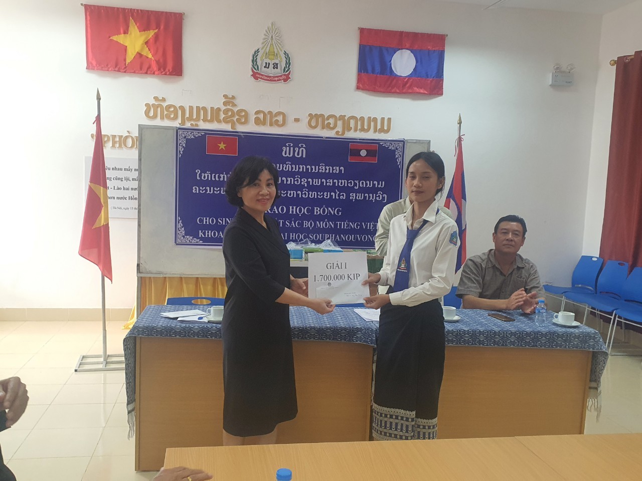 Trao tặng học bổng, thiết bị học tập cho trường Đại học Souphanouvong, Luang Prabang (Lào) Trao tặng học bổng, thiết bị học tập cho trường Đại học Souphanouvong, Luang Prabang (Lào)