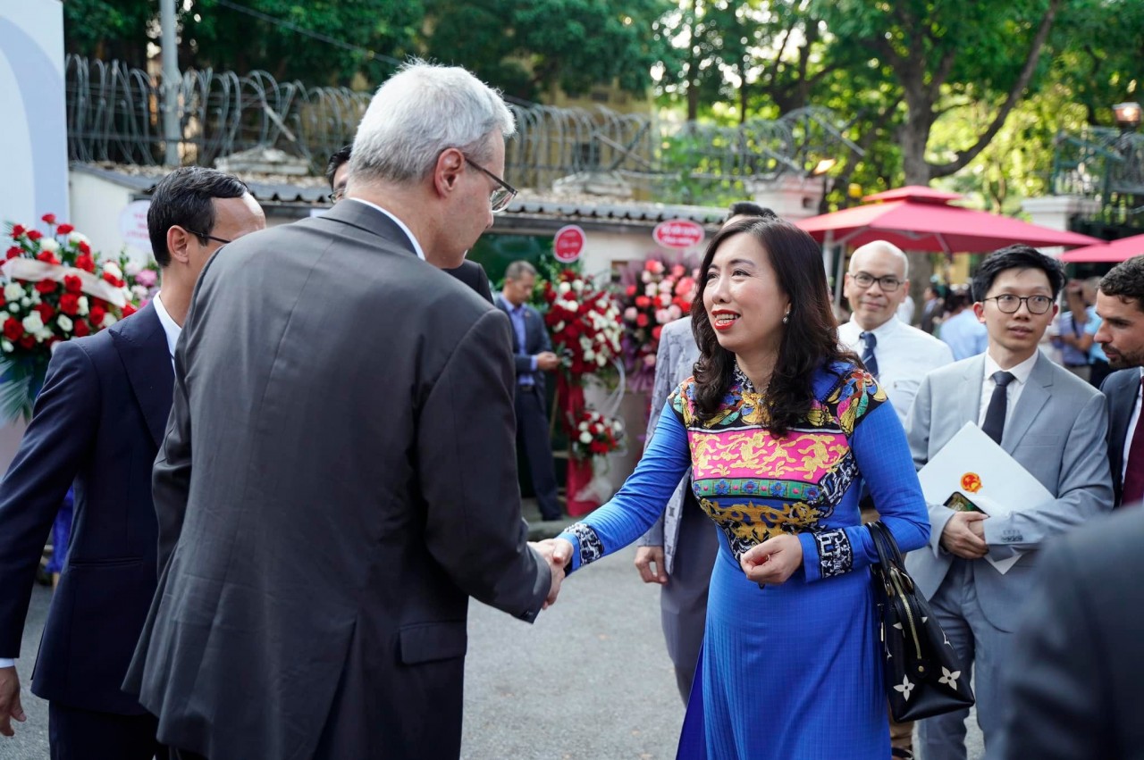 Đại diện Chính phủ Việt Nam, Thứ trưởng Bộ Ngoại giao Lê Thị Thu Hằng đã phát biểu chúc mừng lãnh đạo và nhân dân Pháp, Đại sứ cùng toàn thể công dân Pháp đang sinh sống, làm việc tại Việt Nam nhân Ngày Quốc khánh. Đại diện Chính phủ Việt Nam, Thứ trưởng Bộ Ngoại giao Lê Thị Thu Hằng đã phát biểu chúc mừng lãnh đạo và nhân dân Pháp, Đại sứ cùng toàn thể công dân Pháp đang sinh sống, làm việc tại Việt Nam nhân Ngày Quốc khánh.
