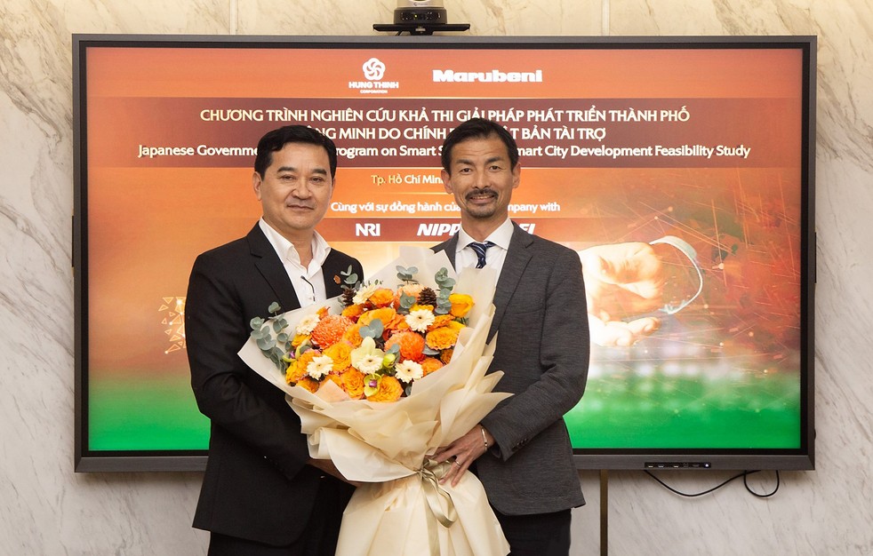 Ông Trương Văn Việt - Phó Chủ tịch HĐQT Tập đoàn Hưng Thịnh (bên trái) và ông Masato Tachibana, đại diện Tập đoàn Marubeni tại buổi khởi động Chương trình nghiên cứu khả thi ngày 7/12/2022. Ông Trương Văn Việt - Phó Chủ tịch HĐQT Tập đoàn Hưng Thịnh (bên trái) và ông Masato Tachibana, đại diện Tập đoàn Marubeni tại buổi khởi động Chương trình nghiên cứu khả thi ngày 7/12/2022.
