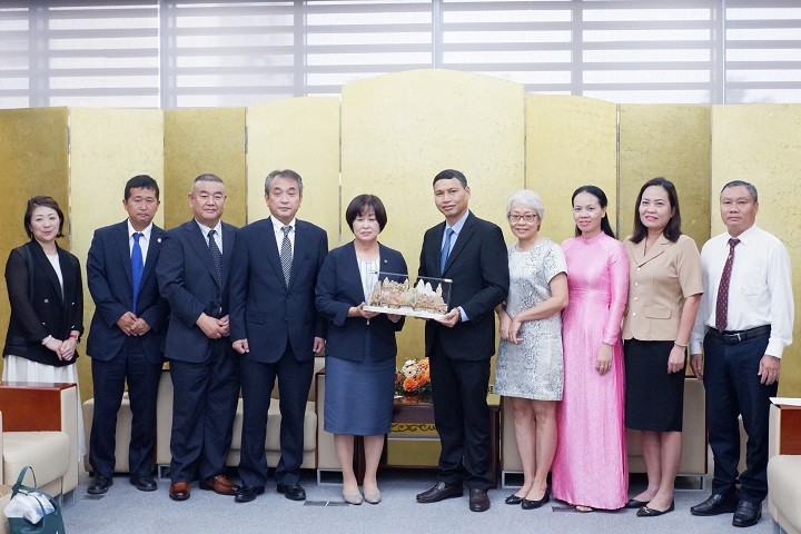 Phó Chủ tịch Thường trực UBND thành phố Hồ Kỳ Minh tặng quà lưu niệm cho Phó Thị trưởng Kisarazu (Nhật Bản) Sachiko Tanaka. Phó Chủ tịch Thường trực UBND thành phố Hồ Kỳ Minh tặng quà lưu niệm cho Phó Thị trưởng Kisarazu (Nhật Bản) Sachiko Tanaka.