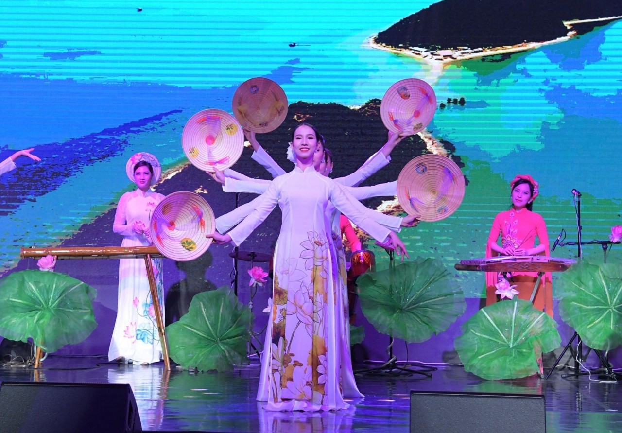 Bài 1: Áo dài - niềm tự hào văn hóa Việt Bài 1: Áo dài - niềm tự hào văn hóa Việt