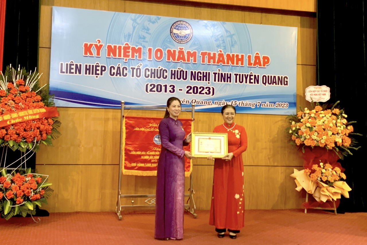 Đại sứ Nguyễn Phương Nga, Chủ tịch Liên hiệp các tổ chức hữu nghị Việt Nam trao Kỷ niệm chương Vì hòa bình, hữu nghị giữa các dân tộc cho bà Lê Thị Kim Dung, Phó Bí thư Thường trực Tỉnh ủy, Chủ tịch HĐND tỉnh Tuyên Quang. Đại sứ Nguyễn Phương Nga, Chủ tịch Liên hiệp các tổ chức hữu nghị Việt Nam trao Kỷ niệm chương Vì hòa bình, hữu nghị giữa các dân tộc cho bà Lê Thị Kim Dung, Phó Bí thư Thường trực Tỉnh ủy, Chủ tịch HĐND tỉnh Tuyên Quang.