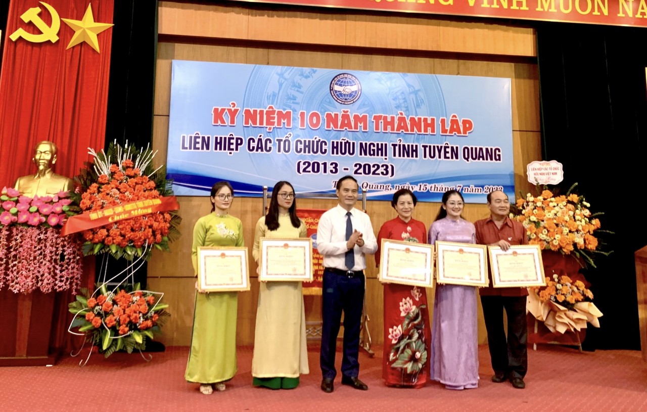 Ông Hoàng Việt Phương, Phó Chủ tịch UBND tỉnh trao Bằng khen của UBND tỉnh cho các cá nhân Ông Hoàng Việt Phương, Phó Chủ tịch UBND tỉnh trao Bằng khen của UBND tỉnh cho các cá nhân