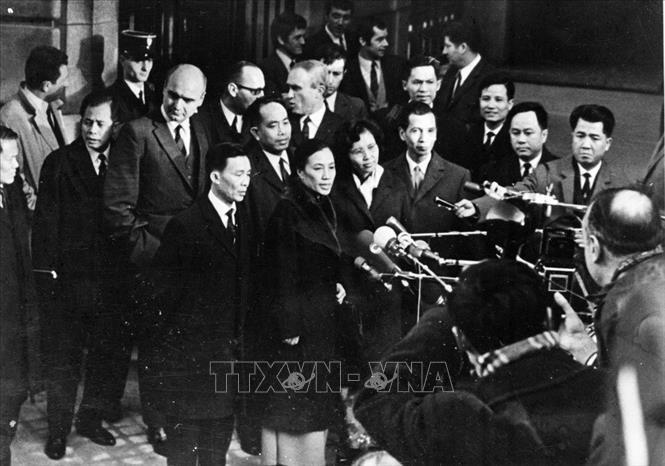 Bài 3: Những "sứ giả" đưa Áo dài ra thế giới Bài 3: Những "sứ giả" đưa Áo dài ra thế giới