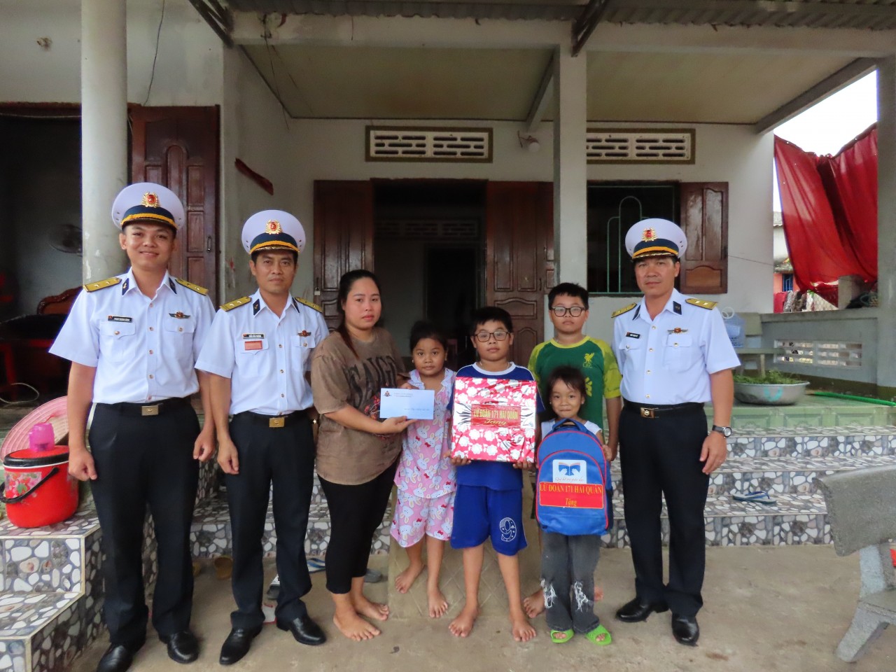 Trung tá Trần Thanh Vũ, Phó Chính ủy Lữ đoàn 171 và các đồng chí trong đoàn tặng quá cho gia đình 2 cháu được Lữ đoàn đỡ đầu. Trung tá Trần Thanh Vũ, Phó Chính ủy Lữ đoàn 171 và các đồng chí trong đoàn tặng quá cho gia đình 2 cháu được Lữ đoàn đỡ đầu.